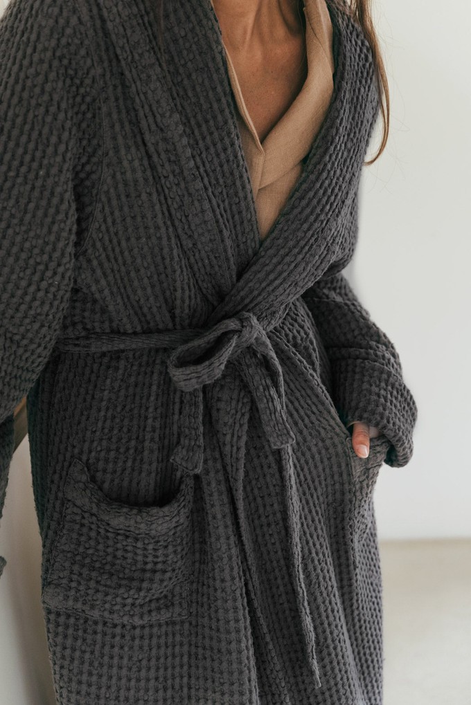 Waffle linen bathrobe SNUGGLE in Charcoal from AmourLinen