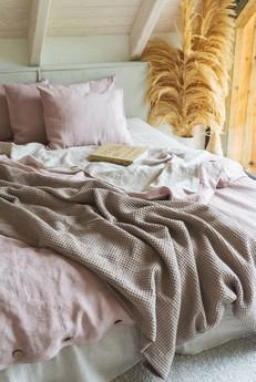 Linen waffle blanket in Rosy Brown via AmourLinen