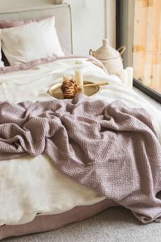 Linen waffle blanket in Dusty Rose via AmourLinen