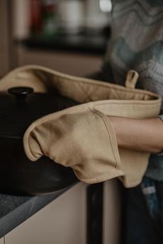 Linen double-oven mitt in Mustard via AmourLinen