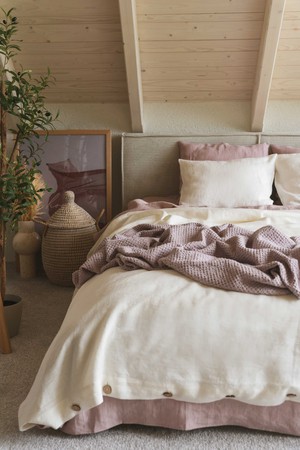 Linen waffle blanket in Dusty Rose from AmourLinen