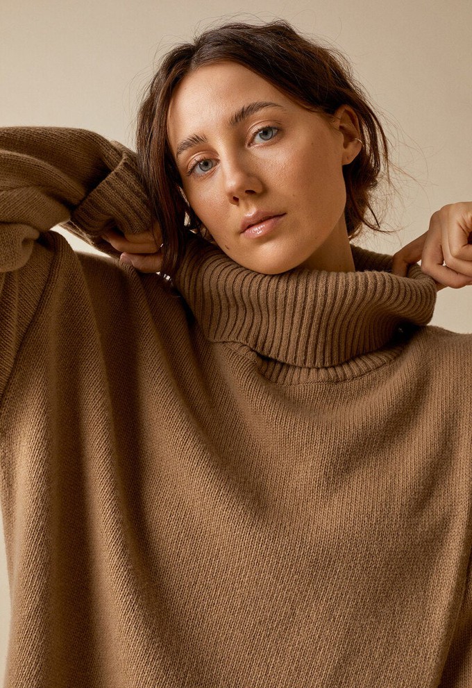 Oversized wool sweater with nursing access - Camel from Boob Design