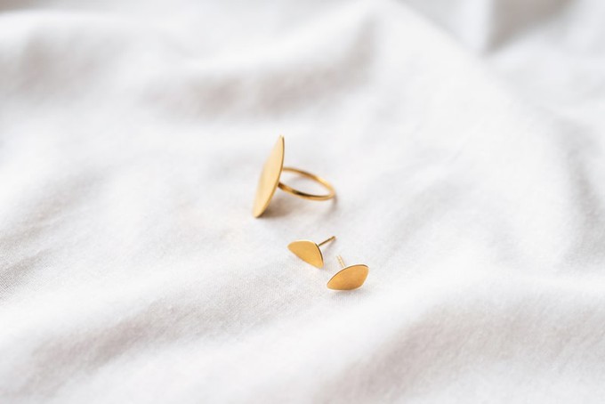 Dainty Pebble stud earrings gold plated | shiny finish from Julia Otilia