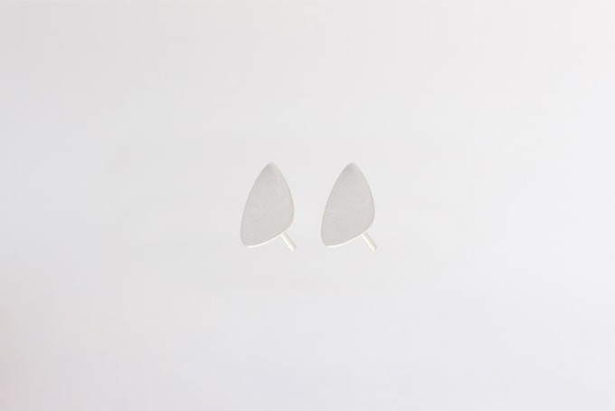 Dainty Pebble stud earrings silver | shiny finish from Julia Otilia