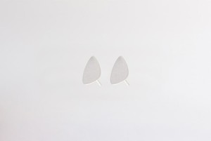 Dainty Pebble stud earrings silver | shiny finish from Julia Otilia