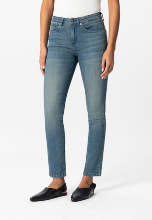 Faye Straight - Medium Fade from Mud Jeans