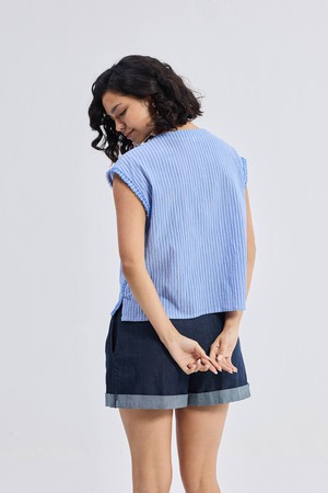 Boxy V-neck Top with Fray Detail from Reistor