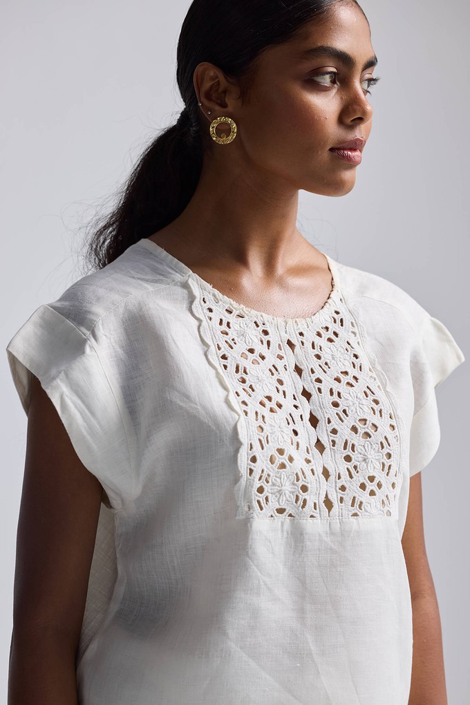 Boxy shirt with Embroidered Lace Detail from Reistor