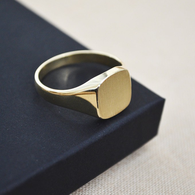 Classic Signet Ring - Gold 14k from Solitude the Label