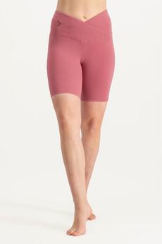 Yoga biker shorts Sati – Hibiscus via Urban Goddess