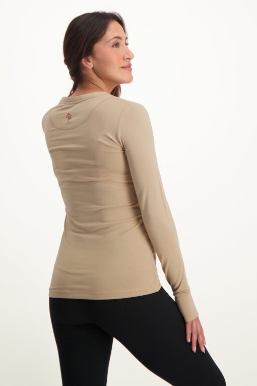 Karuna OM longsleeve yoga shirt – Sand from Urban Goddess