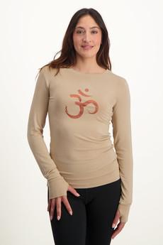 Karuna OM longsleeve yoga shirt – Sand via Urban Goddess